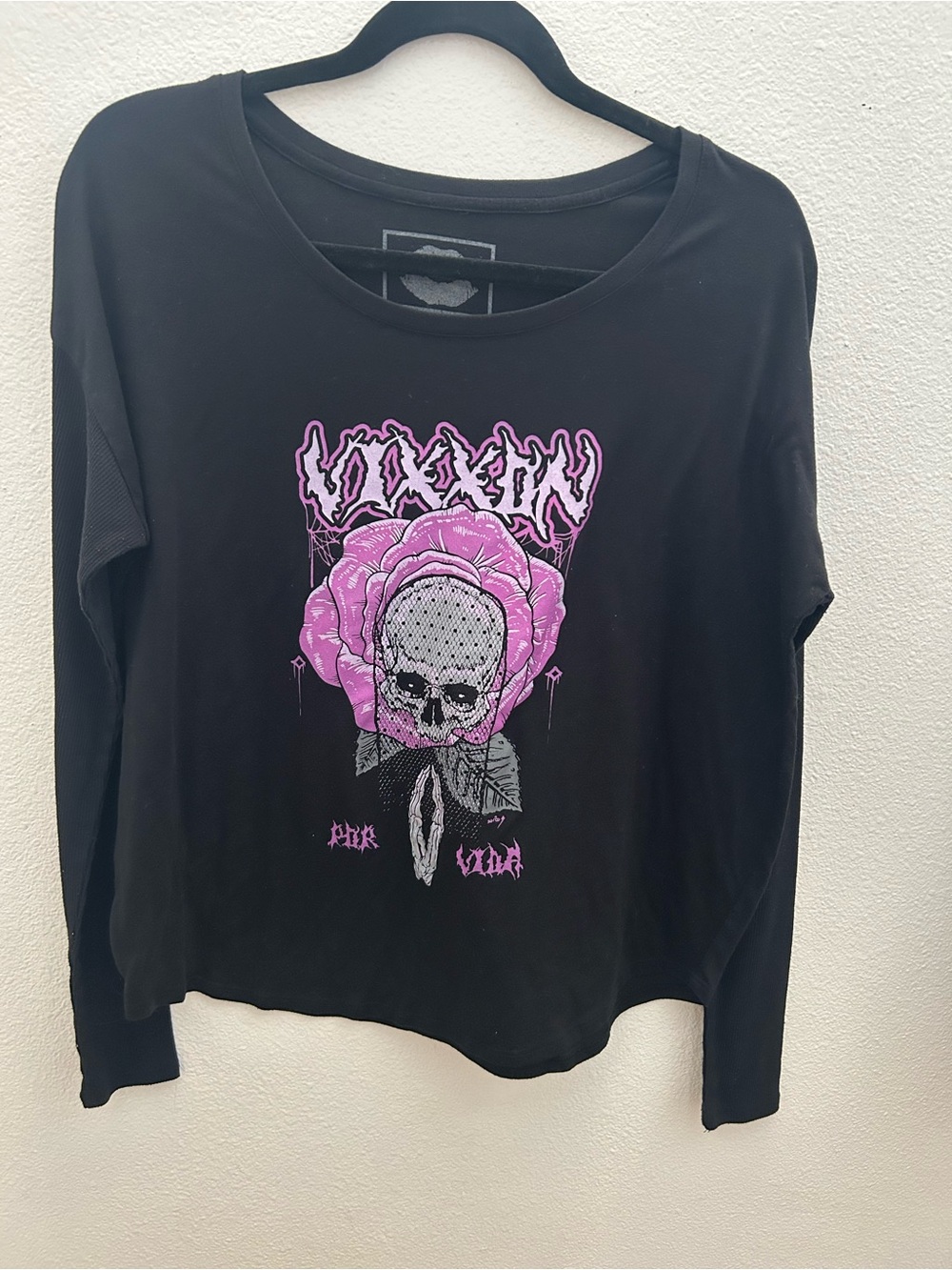 Vixxon Por Vida, medium, Black Long-Sleeve Tee with Pink Skull and Rose Motif